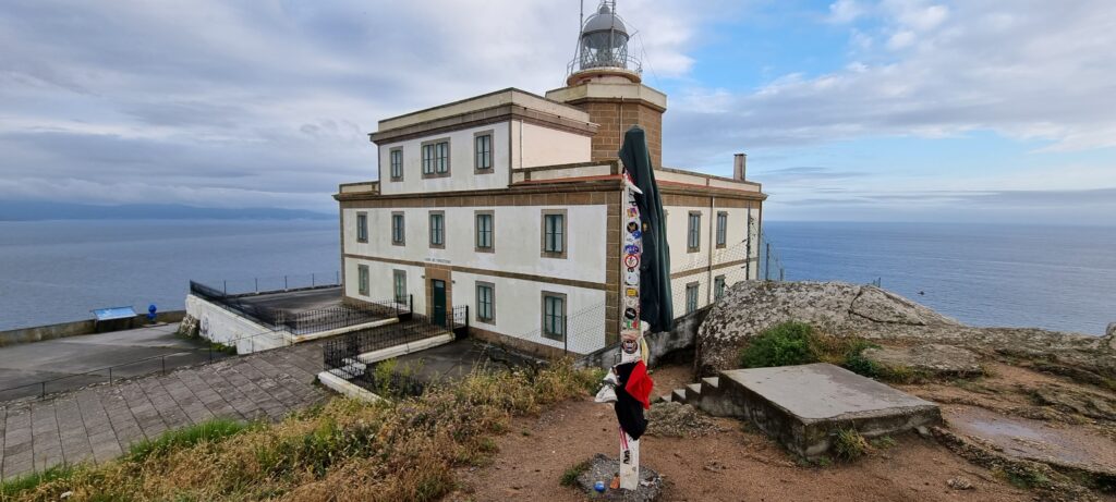 Questa immagine ha l'attributo alt vuoto; il nome del file è faro-finisterre-1-1024x461.jpg